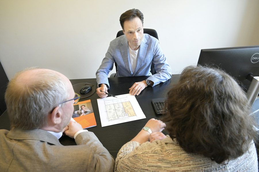 Berater erklärt Kunden die Baupläne im Gespräch